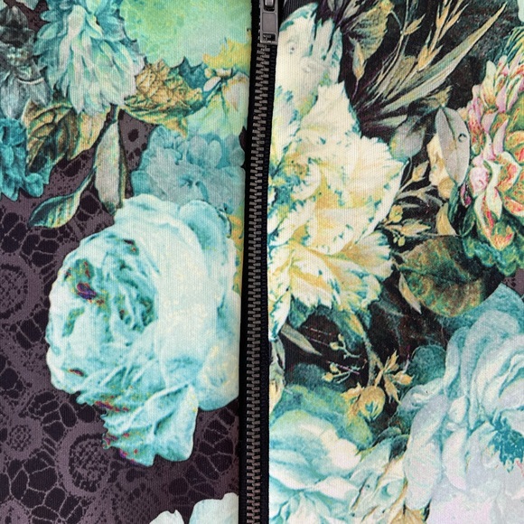 Sexy slinky… scuba? - Picture 5 of 5